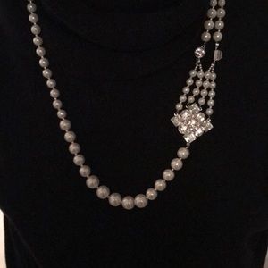 Elegant rhinestone and pearl necklace